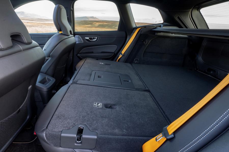 Интерьер Volvo XC60 T8 Polestar Engineered 2019 года  (UK) (фото 30 из 40)